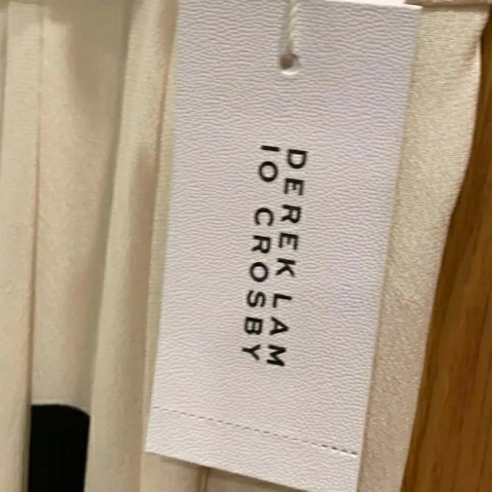 Dereh Crepe

Pleating at front

Polka-dot print - Picture 8 of 13